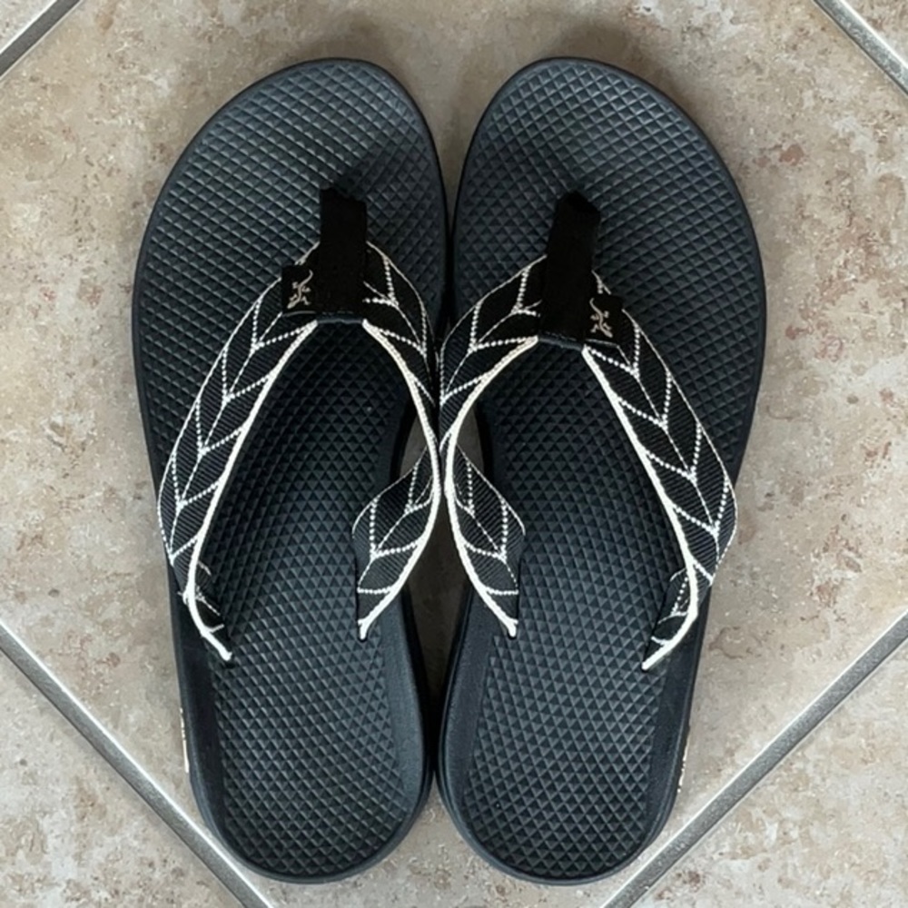 Chaco women’s flip flops, size 8, black.